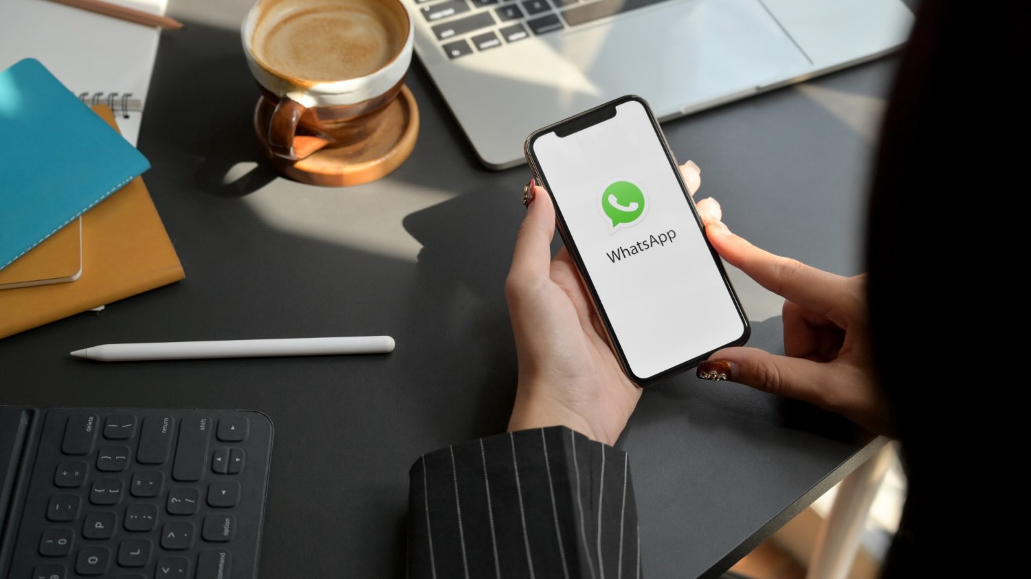 Come usare Whatsapp business: non è una semplice domanda, ma la chiave per sbloccare un potenziale di vendita che parla direttamente con la tua cliente ideale, trasformando la messaggistica quotidiana in uno strumento di conversione potentissimo per la tua impresa. Il panorama digitale è affollato, e distinguersi richiede un approccio più personale, più diretto. Whatsapp business, in questo scenario, si presenta come il canale privilegiato per costruire relazioni durature e, conseguentemente, aumentare le tue vendite. Parliamo di portare il tuo business là dove le persone sono già, sulla piattaforma che consultano decine di volte al giorno. Per te, imprenditrice che punta all'eccellenza, padroneggiare Whatsapp business significa superare la fredda email o la generica pubblicità sui social. Significa avviare una conversazione, offrendo supporto, promozioni personalizzate e risposte rapide, un aspetto che la clientela moderna apprezza moltissimo, premiando chi lo adotta con fiducia e acquisti ripetuti. Whatsapp Business è un'applicazione pensata per chi ha un'attività. Serve per parlare con i clienti in modo semplice e veloce. In questo articolo, ti spiego passo passo come usare Whatsapp Business. Anche se non sei esperto, riuscirai a capire tutto. Segui la guida e inizia subito. Cos'è Whatsapp Business Whatsapp Business è diverso da Whatsapp normale. È fatto per le piccole imprese. Aiuta a comunicare con i clienti. Puoi inviare messaggi rapidi, rispondere automaticamente e mostrare informazioni importanti della tua attività. Perché usare Whatsapp Business Parlare facilmente con i clienti Rispondere subito anche quando sei occupato Mostrare orari di apertura e indirizzo Inviare cataloghi con i prodotti Avere un profilo professionale Come scaricare e installare Whatsapp Business Vai sullo store del tuo telefono (Play Store o App Store). Cerca "Whatsapp Business". Scarica l'applicazione. Apri l'app e accetta i termini di servizio. Inserisci il tuo numero di telefono. Ricevi il codice via SMS e inseriscilo. Ora sei pronto per configurare il tuo profilo. Come creare un profilo aziendale su Whatsapp Business Il profilo è importante. Aiuta i clienti a sapere chi sei. Ecco cosa devi fare: Apri Whatsapp Business. Vai su "Impostazioni". Seleziona "Impostazioni attività". Clicca su "Profilo". Inserisci il nome della tua attività. Scrivi una breve descrizione. Aggiungi l'indirizzo e gli orari di apertura. Metti un indirizzo email e il sito web, se hai. Carica una foto del profilo, come il logo. Il profilo aiuta i clienti a fidarsi di te. Come inviare messaggi su Whatsapp Business Mandare messaggi è semplice. Puoi scrivere come su Whatsapp normale. Ma con Whatsapp Business, hai più opzioni. Messaggi di Saluto Puoi inviare un messaggio automatico quando un cliente ti scrive. Ecco come: Vai su "Impostazioni attività". Seleziona "Messaggio di benvenuto". Attiva l'opzione. Scrivi un messaggio breve, come "Ciao! Grazie per averci contattato". Messaggi di Assenza Se non puoi rispondere subito, manda un messaggio automatico. Così i clienti sanno che risponderai presto. Vai su "Impostazioni attività". Seleziona "Messaggio di assenza". Attiva l'opzione. Scrivi un messaggio, per esempio: "Sono occupato, ti rispondo appena posso". Risposte rapide Le risposte rapide ti fanno risparmiare tempo. Puoi scrivere messaggi che usi spesso. Vai su "Impostazioni attività". Seleziona "Risposte rapide". Crea un messaggio breve, come "Grazie per il tuo interesse". Assegna una parola chiave, per esempio "/grazie". Quando scrivi "/grazie", il messaggio appare subito. Come usare il catalogo prodotti su Whatsapp Business Il catalogo è come un piccolo negozio dentro l'app. Puoi mostrare i tuoi prodotti o servizi. Vai su "Impostazioni attività". Seleziona "Catalogo". Clicca su "Aggiungi prodotto o servizio". Inserisci il nome del prodotto. Aggiungi una foto chiara del prodotto. Scrivi il prezzo. Se vuoi, aggiungi una breve descrizione. Salva il prodotto. Ora i clienti possono vedere cosa offri. Puoi mandare i prodotti direttamente nella chat. Come organizzare i clienti con le etichette Le etichette ti aiutano a tenere tutto in ordine. Puoi mettere un'etichetta ai clienti per ricordare chi sono. Esempi di etichette: Nuovo cliente Pagato In attesa Fornitore Così trovi subito i clienti più importanti. Come usare Whatsapp Business sul computer Puoi usare Whatsapp Business anche sul PC. È comodo per scrivere messaggi più lunghi. Vai su web.whatsapp.com nel browser. Apri Whatsapp Business sul telefono. Vai su "Impostazioni". Seleziona "Whatsapp Web/Desktop". Scansiona il codice QR che vedi sul PC. Ora puoi usare Whatsapp Business anche dal computer. Consigli per usare bene Whatsapp Business Rispondi ai clienti velocemente. Usa i messaggi automatici per non far aspettare. Aggiorna spesso il catalogo prodotti. Scrivi messaggi chiari e cortesi. Non inviare troppi messaggi per non disturbare. Usa le etichette per non perdere i clienti importanti. Controlla le statistiche per capire come usano l'app i clienti. Vantaggi di Whatsapp Business per la tua attività Vantaggio Descrizione Comunicazione diretta Parli subito con i clienti, senza email o telefonate lunghe. Risposte automatiche I clienti ricevono risposte anche quando non sei disponibile. Profilo completo Mostri tutte le informazioni importanti della tua attività. Catalogo prodotti Mostri i prodotti senza bisogno di un sito web. Organizzazione clienti Le etichette aiutano a seguire meglio ogni cliente.   Il profilo aziendale vincente su Whatsapp business Iniziando a configurare il tuo spazio, rendi il tuo profilo Whatsapp business una vera e propria vetrina. Non si tratta solo di caricare una bella immagine, ma di offrire un'identità chiara e professionale che attira e rassicura la tua potenziale cliente. Curando la tua descrizione, ad esempio, non limitarti a dire cosa fai, ma spiega il valore che offri. Inserisci link al tuo sito principale e, soprattutto, gli orari in cui sei effettivamente disponibile per le risposte. Questo aspetto, apparentemente marginale, gestisce le aspettative, evitando frustrazioni da attese e migliorando l'esperienza cliente. Un elemento distintivo di Whatsapp business è la possibilità di inserire la tua posizione fisica, se hai un negozio, oppure le aree che servi. Questo dettaglio ottimizza la fiducia, specialmente per le attività locali o quelle che offrono servizi in zone specifiche. Ricordati che un profilo aziendale completo ti permette di apparire molto più professionale e credibile rispetto a un semplice account personale. Le donne d'affari come te sanno che l'attenzione al dettaglio è ciò che fa la differenza tra un brand qualunque e un brand autorevole. Strategie di catalogo e vetrina digitale con Whatsapp business Il catalogo è forse la funzione più potente quando parliamo di come usare Whatsapp business per vendere. Trasforma la tua lista prodotti in una vetrina navigabile e immediatamente acquistabile, superando la necessità di reindirizzare la cliente altrove. Non si tratta solo di un elenco, ma di uno strumento di vendita dinamico. Organizzando il catalogo, pensa come farebbe la tua cliente: suddividi i prodotti in categorie chiare (ad esempio, "Novità", "Bestseller", "Servizi di Consulenza"). Ogni elemento deve avere una descrizione accattivante, un prezzo chiaro e, qui arriva il bello, un link diretto alla pagina di acquisto sul tuo ecommerce o una call-to-action per avviare una chat e chiedere maggiori dettagli. Per massimizzare le conversioni, usa immagini di alta qualità, fotografie che parlino del tuo prodotto e del suo valore. Immaginando la cliente mentre scorre, devi catturare la sua attenzione in un istante. Un catalogo ben curato non solo mostra i tuoi articoli, ma facilita il processo decisionale, riducendo il "tempo di pensiero" e accelerando l'acquisto. Una strategia vincente, utilizzando Whatsapp business, è quella di lanciare prodotti in anteprima esclusiva tramite il catalogo, comunicandolo poi attraverso gli Stati o le liste broadcast. Questo genera un senso di esclusività e urgenza, spingendo all'azione immediata. In pratica, stai portando il negozio direttamente nella tasca della tua cliente. Gli strumenti di messaggistica avanzati che devi conoscere per Whatsapp business Per rispondere alla domanda "Come usare Whatsapp business in modo efficiente?", devi padroneggiare gli strumenti di messaggistica automatica e semi-automatica. Questi non sostituiscono il tocco umano, ma lo ottimizzano enormemente, specie per te che gestisci un'attività in crescita. Risposte rapide: velocizza la tua assistenza Le risposte rapide, attivabili con un semplice "/" seguito da una scorciatoia, sono la tua ancora di salvezza per le domande più frequenti. Configurando risposte pre-salvate su temi come la politica di reso, i tempi di spedizione o i dettagli del prodotto X, guadagni minuti preziosi su ogni interazione. In questo modo, mantieni un alto standard di servizio, rispondendo immediatamente anche quando sei impegnata in altre attività, dimostrando grande professionalità. Messaggio di benvenuto: la prima stretta di mano digitale Appena una nuova cliente ti contatta per la prima volta, un messaggio di benvenuto automatico non è solo cortesia, ma una tattica di engagement. Ringraziando per il contatto e specificando che la risposta arriverà a breve (o dando subito un link utile, come quello al catalogo), la tranquillizzi e la indirizzi. Questo primo contatto imposta il tono per l'intera relazione commerciale. Messaggio fuori ufficio: gestisci le aspettative Similmente, il messaggio fuori ufficio ti permette di definire i confini del tuo tempo lavorativo. Attivandolo quando non sei disponibile, comunichi rispetto per il tuo tempo e per quello della cliente. Specificando l'orario esatto in cui risponderai, eviti l'ansia dell'attesa e dimostri di avere un'organizzazione impeccabile, una qualità che ispira fiducia in chi acquista. Utilizzando con astuzia questi strumenti, stai costruendo un sistema che lavora per te, anche quando tu non stai attivamente al telefono, moltiplicando la tua capacità di gestire le richieste senza sacrificare la qualità della risposta. Questo è come usare Whatsapp business per scalare la tua attività, mantenendo il controllo. Come usare Whatsapp business per la customer care e il follow-up La vera potenza di Whatsapp business non risiede solo nella vendita iniziale, ma nella capacità di fidelizzare e guidare la cliente dopo l'acquisto. La customer care su questa piattaforma è diretta, rapida e incredibilmente personale. La rapidità con cui risolvi un problema o rispondi a una domanda post-vendita definisce la percezione del tuo brand. Un problema risolto in chat velocemente è spesso percepito come un servizio eccezionale, trasformando un potenziale punto di frizione in un punto di forza. Nel contesto del follow-up, Whatsapp business ti permette di distinguerti dalle email che spesso finiscono nello spam. Dopo qualche giorno dall'acquisto, inviando un messaggio discreto per chiedere un feedback sull'esperienza o sull'utilizzo del prodotto, stai dimostrando attenzione genuina. Questo gesto, personalizzato e diretto, rafforza il legame e prepara il terreno per un futuro riacquisto, trasformando la cliente occasionale in una brand advocate. Un'altra tattica vincente è l'utilizzo di messaggi di riattivazione. Se una cliente non acquista da un po', inviando un messaggio con un codice sconto personalizzato o un'anteprima di un prodotto che sai potrebbe piacerle, risvegli l'interesse in modo mirato. Questa è una dimostrazione pratica di come usare Whatsapp business per la ritenzione del cliente, che costa molto meno di acquisirne uno nuovo. La chiave è l'equilibrio: i messaggi devono essere utili e non invasivi. Stai aggiungendo valore alla sua giornata, non sottraendo tempo. Ricorda che la comunicazione deve sempre essere diretta ma rispettosa, mantenendo il tono della conversazione informale ma professionale. Il marketing conversazionale con gli stati e le liste broadcast Per un'imprenditrice che mira a un'alta densità di interazione, gli Stati e le Liste Broadcast sono armi segrete di Whatsapp business. Entrambi permettono di comunicare con un vasto pubblico, ma con approcci diversi e specifici, massimizzando la portata organica della tua attività. Gli stati: una vetrina quotidiana e personale Gli Stati di Whatsapp business funzionano come le stories di altri social, ma con un pubblico molto più ristretto e, per questo, più ingaggiato. Usali per mostrare il dietro le quinte del tuo lavoro, le nuove consegne, le testimonianze delle clienti o sondaggi rapidi. Condividendo contenuti autentici e non troppo patinati, crei un senso di vicinanza e trasparenza che piace tantissimo. Le clienti, vedendo l'aspetto umano del tuo brand, si sentiranno più connesse e propense all'acquisto. Un ottimo modo per come usare Whatsapp business a livello di Stato è lanciare "Offerte Lampo" valide solo per 24 ore e solo per chi le visualizza lì. Questo premia l'attenzione e genera traffico immediato verso il tuo catalogo o un link specifico di acquisto. Si tratta di un marketing quasi "sussurrato", molto efficace perché percepito come una comunicazione per pochi eletti. Le liste broadcast: comunicazione massiva e segmentata Le liste broadcast di Whatsapp business ti consentono di inviare lo stesso messaggio a un massimo di 256 contatti contemporaneamente, ma ogni destinataria lo riceve come un messaggio privato, perfettamente personalizzato. La condizione per l'invio è che la destinataria abbia salvato il tuo numero, il che garantisce un livello di qualità e permesso superiore rispetto a una newsletter generica. Per usarle al meglio, devi segmentare il tuo pubblico. Creando liste basate sugli interessi (ad esempio, "Clienti interessate ai servizi X", "Clienti che amano i prodotti Y") o sul livello di interazione, aumenti l'efficacia della comunicazione. Inviando contenuti rilevanti, non stai spammando, ma stai informando in modo mirato, rendendo il messaggio un servizio per la destinataria. Questo approccio è centrale per capire come usare Whatsapp business in modo strategico. Ricorda, la comunicazione tramite broadcast deve sempre essere di valore, promuovendo sconti esclusivi, aggiornamenti importanti o contenuti formativi. L'obiettivo è mantenere vivo l'interesse, trasformando la lista in un canale privilegiato per le tue comunicazioni più premium. Integrare Whatsapp business nel tuo funnel di vendita Per un'imprenditrice, l'integrazione di Whatsapp business nel funnel di vendita non è un'opzione, ma una necessità strategica. Pensalo come il punto di contatto più caldo nel tuo percorso cliente, il luogo dove la potenziale acquirente passa da "interessata" a "pronta all'acquisto". Fase di consapevolezza e interesse Nella parte alta del funnel, Whatsapp business agisce come un magnete per la raccolta di lead di alta qualità. Invece di chiedere solo l'email, aggiungi un call-to-action (CTA) sul tuo sito o sui tuoi social come: "Ricevi la guida esclusiva via Whatsapp" o "Chiedi un preventivo rapido". Così facendo, stai raccogliendo numeri di telefono di persone che hanno già mostrato un alto livello di interesse, accorciando la distanza verso la conversione. Un link diretto come click-to-chat, ad esempio, puoi inserirlo in tutti i materiali promozionali. Questo è un passaggio fondamentale per capire come usare Whatsapp business per la crescita del tuo database. Fase di considerazione e decisione Questa è la fase in cui Whatsapp business brilla. Quando una cliente è incerta tra i tuoi prodotti e quelli della concorrenza, una chat in tempo reale può fare la differenza. Utilizzando la chat per offrire una consulenza personalizzata, rispondere a dubbi specifici o inviare foto/video di dettaglio del prodotto, stai rimuovendo le barriere all'acquisto. In questo contesto, puoi anche inviare un promemoria carrello personalizzato, molto più efficace di un'email generica, spingendo la cliente verso la decisione finale. Fase di azione e fedeltà Dopo l'acquisto, Whatsapp business diventa lo strumento di loyalty per eccellenza. Inviando lo stato dell'ordine, il codice di tracciamento e, in seguito, chiedendo il feedback (come menzionato prima), stai accompagnando la cliente in un'esperienza d'acquisto senza frizioni. Per chi ha già acquistato, crea un percorso di up-selling e cross-selling proponendo prodotti complementari o servizi esclusivi via messaggio, dimostrando di conoscere le sue preferenze e massimizzando il lifetime value. Integrando strategicamente Whatsapp business in ogni stadio, stai creando un percorso cliente fluido e conversazionale, rendendo l'acquisto con te un'esperienza piacevole e naturale. In questo modo, superi la logica della transazione singola, lavorando per la costruzione di una comunità fedele. Questo tipo di approccio olistico è ciò che distingue un'imprenditrice di successo. Misurare il successo delle tue campagne su Whatsapp business Ogni imprenditrice sa che ciò che non si misura non si può migliorare. Per ottimizzare la tua strategia su Whatsapp business, devi stabilire dei KPI (Key Performance Indicators) specifici per il canale di messaggistica. La piattaforma stessa ti offre alcuni dati, ma il vero lavoro sta nel collegare le interazioni in chat ai risultati di vendita sul tuo sito o negozio. Metriche di efficienza e risposta Iniziando, osserva i dati di efficienza offerti da Whatsapp business: il tasso di lettura (di solito molto alto, un grande vantaggio rispetto alle email) e il tempo medio di risposta. Mantenendo un tempo di risposta basso, stai garantendo un alto livello di servizio. Un tempo di risposta di pochi minuti migliora drasticamente la probabilità di conversione, soprattutto nella fase di considerazione. Monitorando costantemente questi dati, puoi capire quando è il momento di delegare parte della gestione delle chat a un team o di ottimizzare le tue risposte rapide. Metriche di conversione e ricavi Il KPI più significativo è il tasso di conversione da chat a vendita. Devi tracciare quante conversazioni di vendita, avviate su Whatsapp business, si trasformano effettivamente in un acquisto. Ad esempio, potresti chiedere alle clienti in chat di usare un codice sconto esclusivo per Whatsapp, permettendoti di attribuire il ricavo direttamente al canale. Questa tracciabilità ti fornisce la prova tangibile del ROI (Return on Investment) delle ore che dedichi alla messaggistica. Un altro dato rivelatore è il valore medio dell'ordine (AOV) delle clienti acquisite o supportate via chat, spesso più alto perché la consulenza personalizzata tende a facilitare up-selling e cross-selling. Analisi degli stati e delle broadcast Quando usi gli Stati e le Liste Broadcast, valuta l'engagement. Per gli Stati, verifica quante visualizzazioni ottieni. Per le Liste Broadcast, monitora le risposte dirette. Se mandi un messaggio a una lista di 100 persone e ricevi 50 risposte o interazioni, significa che il contenuto è estremamente rilevante. Se invece le interazioni sono poche, è un segnale che devi raffinare la segmentazione delle tue liste o migliorare la qualità del contenuto inviato, rendendolo più attraente e di valore. Solo analizzando questi flussi puoi veramente padroneggiare come usare Whatsapp business per ottenere risultati concreti per biz-academy.it. Se desideri approfondire le strategie di marketing digitale per il tuo business, ti consiglio di consultare la sezione Strategie digitali sul mio sito, dove trovi molte risorse utili per imprenditrici. Per una panoramica più ampia sull'evoluzione della comunicazione aziendale, puoi leggere la pagina di Wikipedia sul Business-to-consumer, per capire come i canali come Whatsapp Business si inseriscono nel nuovo paradigma B2C. F&Q: domande frequenti su come usare Whatsapp business Posso avere Whatsapp personale e Whatsapp Business sullo stesso telefono? Certamente. Puoi installare entrambe le app sul medesimo smartphone, a condizione che tu utilizzi due numeri di telefono distinti. Molte imprenditrici scelgono di dedicare la SIM del telefono aziendale (o un numero VoIP) a Whatsapp business, mantenendo il numero personale separato. Questo aiuta a distinguere chiaramente la comunicazione privata da quella professionale, ottimizzando l'organizzazione del tuo tempo. Quanto costa usare Whatsapp Business App e API? L'app Whatsapp business (quella che usi sul tuo smartphone) è totalmente gratuita. È pensata per le piccole e medie imprese. Se la tua azienda cresce e hai bisogno di integrazioni con CRM o di automazioni su larga scala, dovrai passare a Whatsapp Business API, che è a pagamento. Il costo si basa sul numero di conversazioni iniziate dall'azienda, ma anche in quel caso la prima fascia di messaggi mensili è solitamente offerta gratuitamente. Per le tue necessità attuali, l'app gratuita è più che sufficiente. Le liste broadcast funzionano con tutti i miei contatti? No, c'è una condizione specifica e vincolante: le tue destinatarie devono aver salvato il tuo numero di telefono nella loro rubrica. Se il tuo numero non è salvato, il messaggio inviato tramite la lista broadcast non verrà consegnato. Questo meccanismo garantisce che la comunicazione sia non invasiva e riservata solo a chi ha dato un esplicito consenso, migliorando la qualità del tuo pubblico e evitando di infastidire chi non desidera ricevere le tue comunicazioni. Come posso garantire la privacy delle mie clienti? Utilizzando Whatsapp business devi rispettare il GDPR e la normativa sulla privacy. Quando raccogli il numero per la comunicazione via chat, devi richiedere un consenso esplicito alla ricezione dei messaggi commerciali e/o di marketing. È buona pratica inserire un riferimento alla tua Privacy Policy nel messaggio di benvenuto o nella descrizione del profilo. Inoltre, le liste broadcast sono progettate per la privacy, poiché le destinatarie non vedono chi altro ha ricevuto il messaggio. Posso usare il catalogo per vendere prodotti digitali? Assolutamente sì. Nonostante la sua interfaccia ricordi un negozio fisico, il catalogo è perfetto per mostrare servizi, consulenze, e-book, corsi online o abbonamenti. Al posto della "foto del prodotto", carica una grafica accattivante o una cover del tuo e-book. Il link collegato al prodotto può indirizzare direttamente alla pagina di vendita del servizio digitale sul tuo sito. Questo ti aiuta a mostrare il tuo portfolio digitale in modo professionale e immediato. Come si creano link brevi e personalizzati per la chat? Whatsapp business ti offre nativamente la funzione "Link Breve" nelle Impostazioni. Questo genera un link unico (wa.me/tuonumero) e ti permette di aggiungere un messaggio precompilato. Ad esempio, se promuovi un corso, il messaggio precompilato potrebbe essere: "Ciao, vorrei maggiori informazioni sul corso [Nome Corso]". Inserendo questo link ovunque (bio social, email, volantini), semplifichi l'avvio della conversazione per la potenziale cliente, accelerando l'interazione. I clienti possono bloccarmi se uso Whatsapp Business per il marketing? Sì, ed è il motivo per cui la tua strategia deve essere incentrata sul valore. Se invii messaggi troppo frequenti, non richiesti o non pertinenti, le persone potrebbero bloccarti o segnalarti come spam. Questo danneggia la tua reputazione e può portare Whatsapp business a limitare le tue funzioni. Evita l'eccessiva promozione e focalizzati sull'offrire aiuto, contenuti utili, o offerte estremamente rilevanti per la lista segmentata. Mantenendo un approccio delicato, riduci drasticamente questo rischio. Qual è la differenza tra i Gruppi e le Liste Broadcast? La differenza è sostanziale. In un Gruppo, tutti i partecipanti vedono gli altri membri e possono interagire tra loro, creando potenziale confusione e problemi di privacy. Nelle Liste Broadcast, come già detto, il messaggio arriva individualmente. Usa i Gruppi solo per interazioni collettive (ad esempio, un gruppo temporaneo per le partecipanti a un tuo corso). Usa le Liste Broadcast per comunicazioni one-to-many (una a molte) di marketing e vendita, preservando la riservatezza e l'aspetto personale del messaggio. Quanto spesso dovrei aggiornare il mio Stato su Whatsapp Business? L'ideale è mantenere una presenza costante ma non ossessiva. Aggiornare lo Stato una o due volte al giorno è un buon equilibrio. Questo mantiene il tuo brand "fresco" nella mente delle clienti, senza sovraccaricarle. Un buon momento è al mattino (per un annuncio o un dietro le quinte) e nel tardo pomeriggio (per un'offerta o un reminder). La cosa più preziosa è la regolarità, abituando il tuo pubblico a cercare i tuoi aggiornamenti, aumentando il tuo engagement. Posso usare Whatsapp Business anche sul mio PC? Sì, l'app per smartphone ha un'estensione per desktop chiamata Whatsapp Web o Whatsapp Desktop. Ti basta scansionare il codice QR dal tuo telefono per sincronizzare le chat. Questo ti permette di rispondere più velocemente e di scrivere messaggi più lunghi e dettagliati usando la tastiera del computer, migliorando l'efficienza del tuo servizio clienti, specialmente per le risposte più complesse o per la gestione del catalogo, permettendoti di gestire il tuo business in modo più confortevole.
