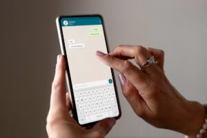 Intelligenza artificiale su WhatsApp: la funzione nascosta che Meta non ha annunciato in grande
